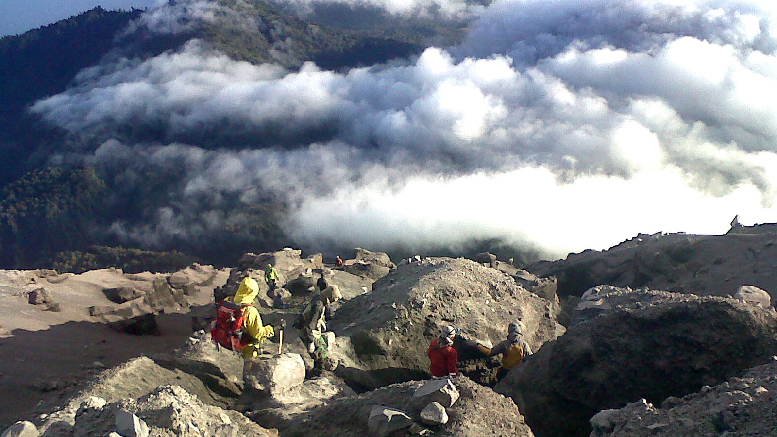 Puncak Mahameru: Petualangan di Zona Kosong 75