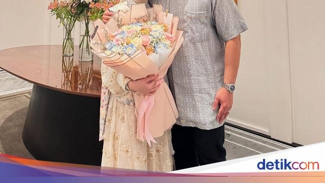 Romantisnya Yislam Aljaidi saat Kuliner Bareng Istri